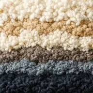 Texture laine bouclée beige et gris, matière naturelle du style scandinave