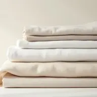 Gros plan sur tissu en lin naturel, textile authentique caractéristique de la décoration scandinave
