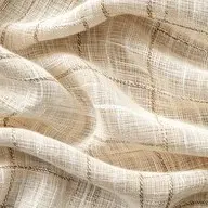 Serviettes en coton blanc plié, matière douce et naturelle pour un intérieur scandinave épuré